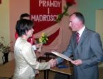 Nagrod Burmistrza odbiera dyrektor Szkoy Podstawowej nr 3 - Dorota Dugosz.