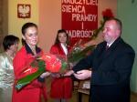 yczenia i kwiaty z okazji Dnia Edukacji Narodowej dla dyrektor Szkoy Podstawowej nr 2 - Wiloetty Szymaniak. 