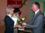 Nagrod Burmistrza odbiera dyrektor Przedszkola Publicznego nr 2 - Magorzata Marynowicz.
