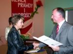 Nagrod Burmistrza odbiera dyrektor Szkoy Podstawowej nr 1 Magdalena Skrzypczak.