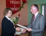 Nagrod Burmistrza odbiera nauczyciel Szkoy Podstawowej nr 2 - Zdzisawa Kdzioka.